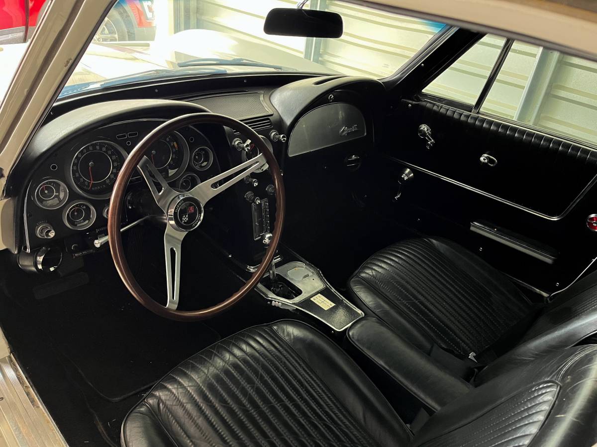 Chevy-corvette-stingray-coupe-1964-white-1