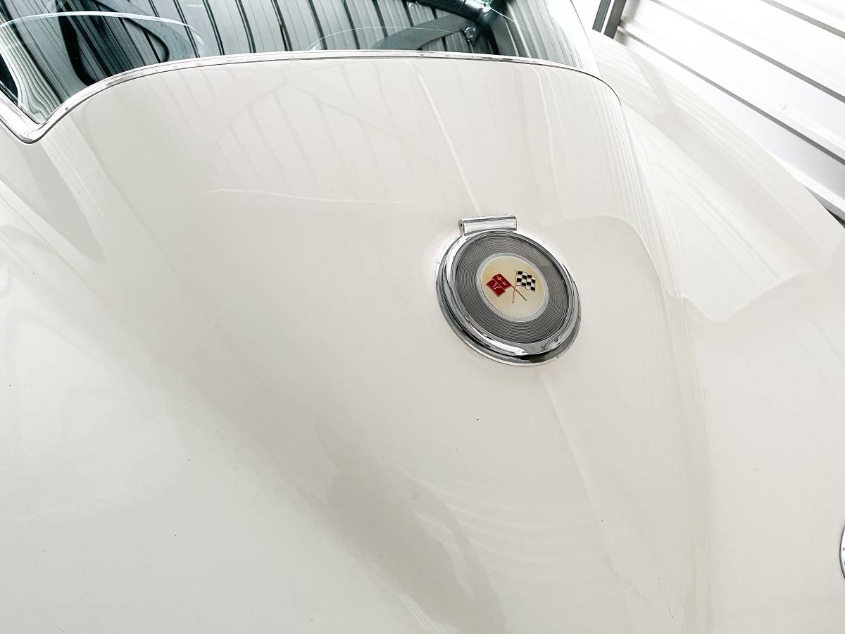 Chevy-corvette-stingray-coupe-1964-white-7