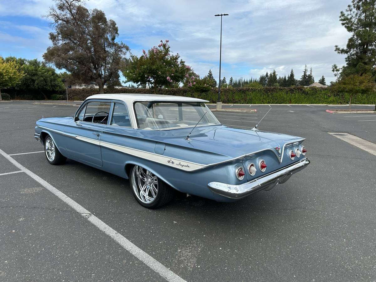 Chevy-impala-1961-blue-18