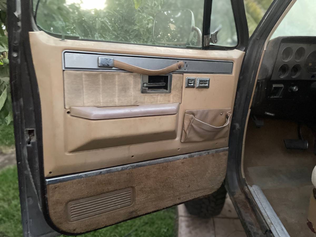 Chevy-k5-blazer-1986-brown-9