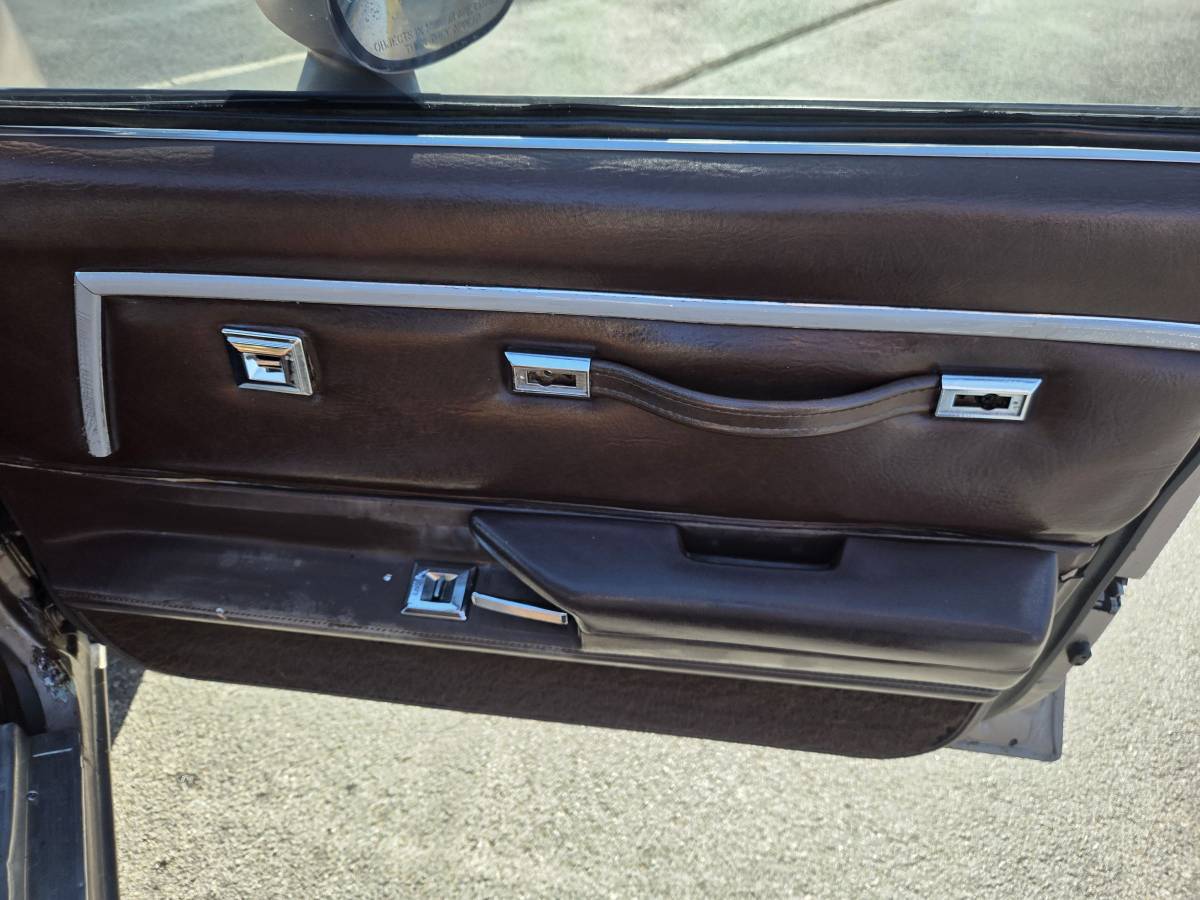 Chevy-malibu-1983-brown-17
