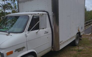 Chevy-one-ton-high-cube-8x10-1993-white-10