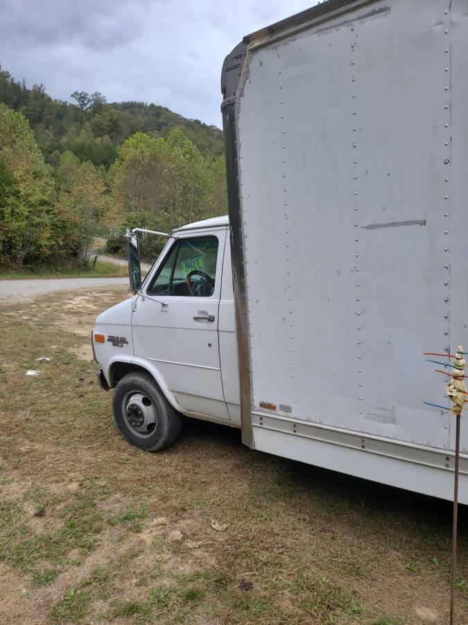 Chevy-one-ton-high-cube-8x10-1993-white-14