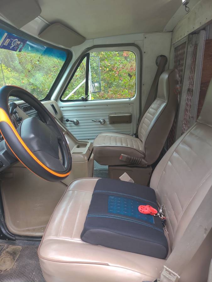 Chevy-one-ton-high-cube-8x10-1993-white-15