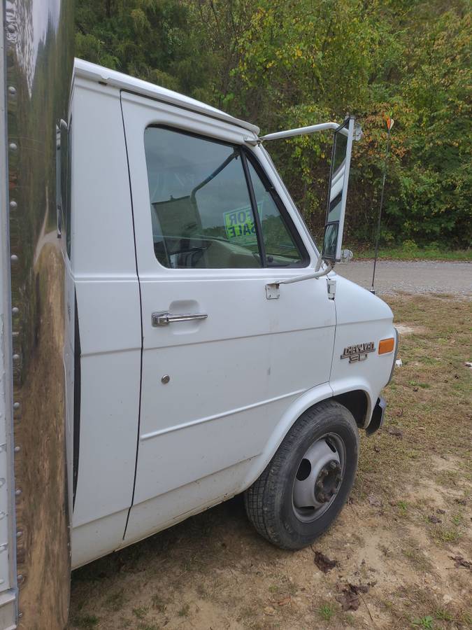 Chevy-one-ton-high-cube-8x10-1993-white-6