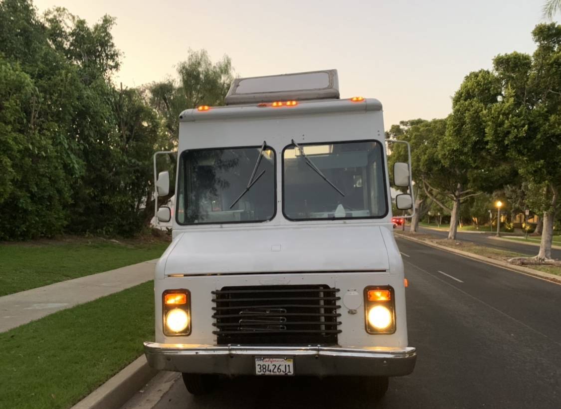 Chevy-p30-1989-white-1