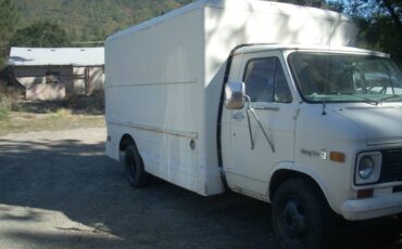 Chevy-p30-step-van-1977-white-1