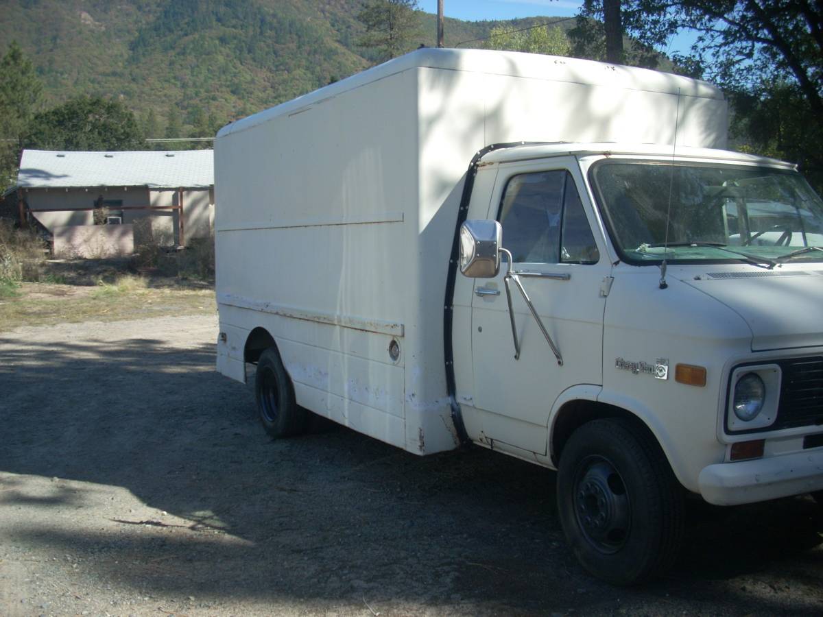 Chevy-p30-step-van-1977-white-1