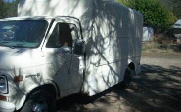 Chevy-p30-step-van-1977-white-2