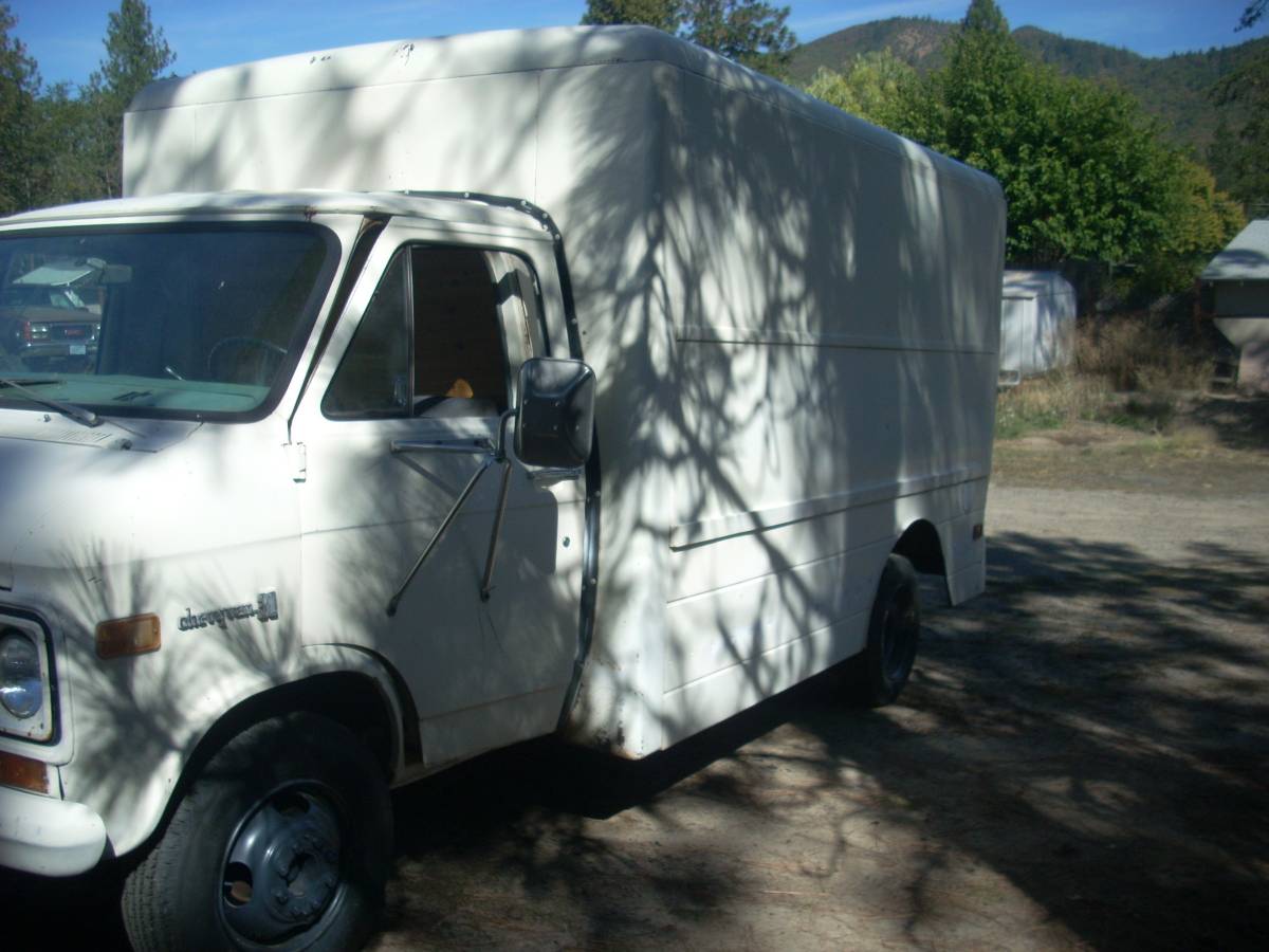 Chevy-p30-step-van-1977-white-2