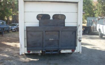 Chevy-p30-step-van-1977-white-3