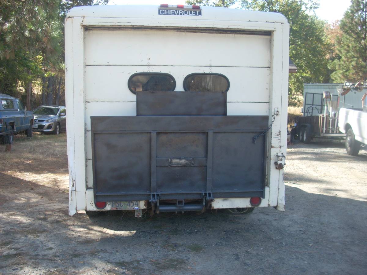 Chevy-p30-step-van-1977-white-3