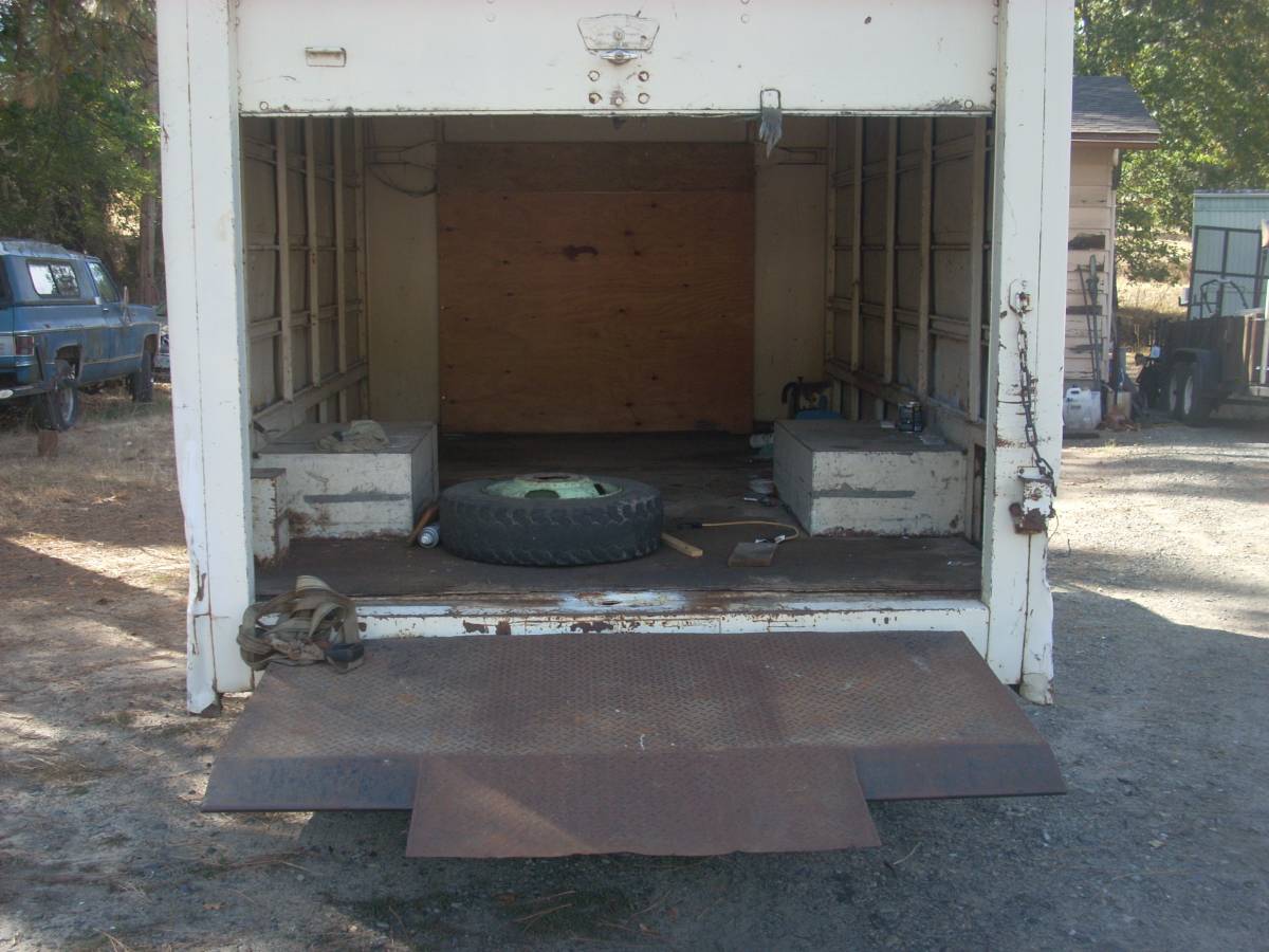 Chevy-p30-step-van-1977-white-4