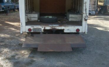Chevy-p30-step-van-1977-white-5