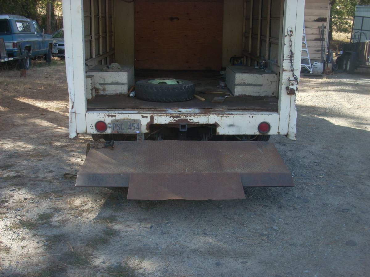 Chevy-p30-step-van-1977-white-5
