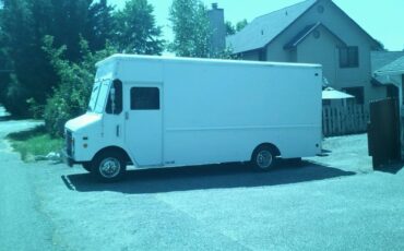 Chevy-p30-step-van-1986-white-1