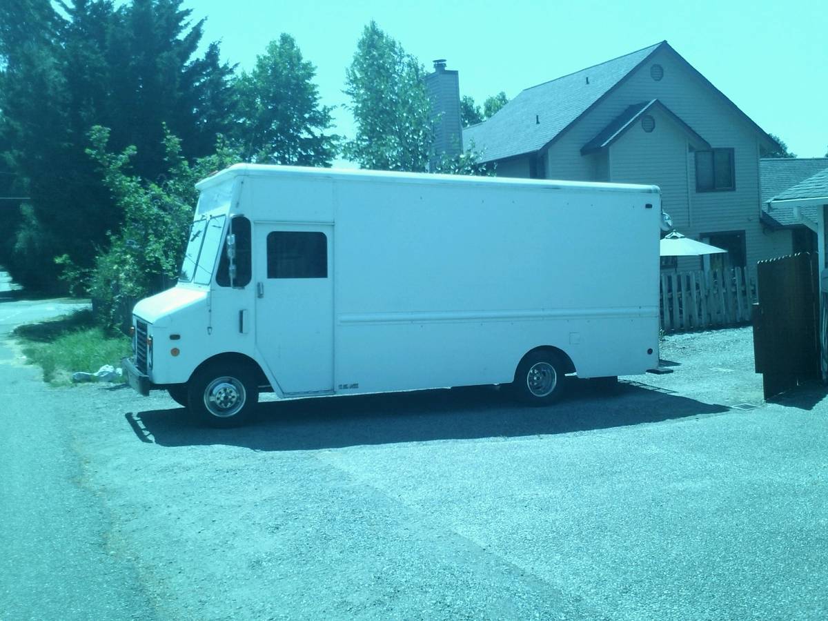 Chevy-p30-step-van-1986-white-1