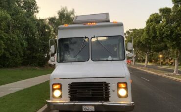 Chevy-p30-step-van-1989-white-1