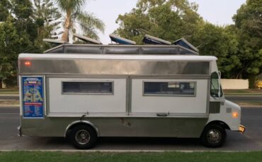 Chevy-p30-step-van-1989-white-2