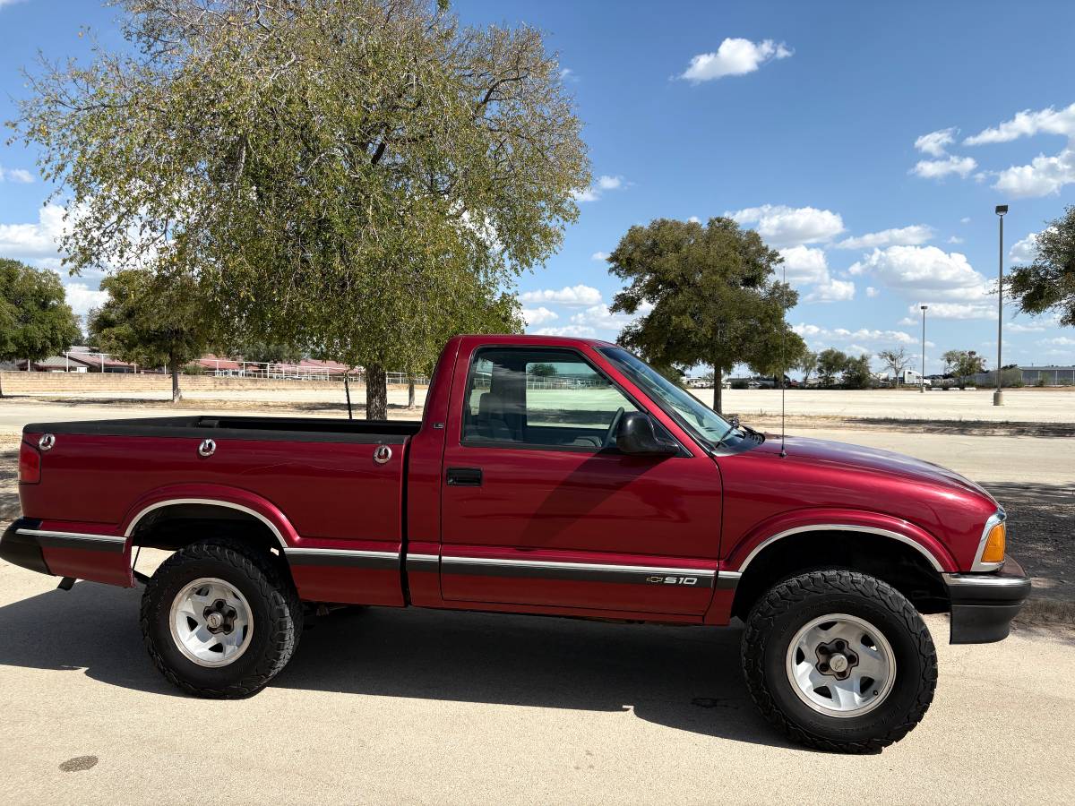 Chevy-s-10-regcab-pick-up-ls-1995-red-12