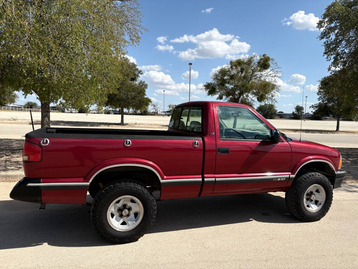 Chevy-s-10-regcab-pick-up-ls-1995-red-13