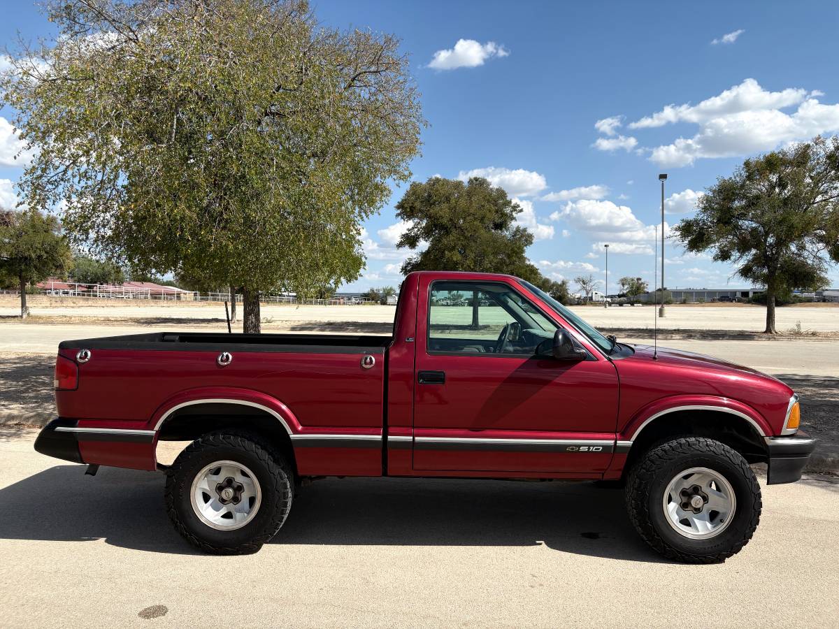 Chevy-s-10-regcab-pick-up-ls-1995-red-18