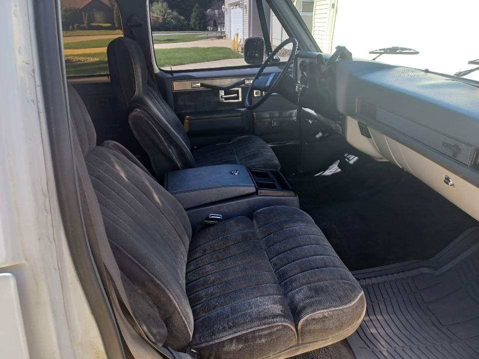 Chevy-suburban-1500-1988-white-4