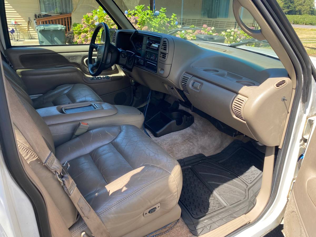 Chevy-suburban-1500-1996-white-1
