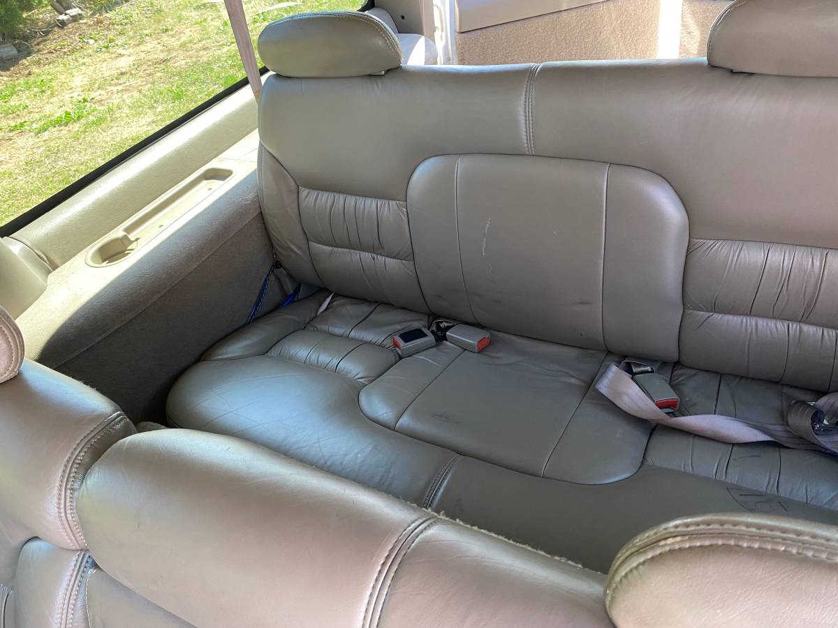 Chevy-suburban-1500-1996-white-2