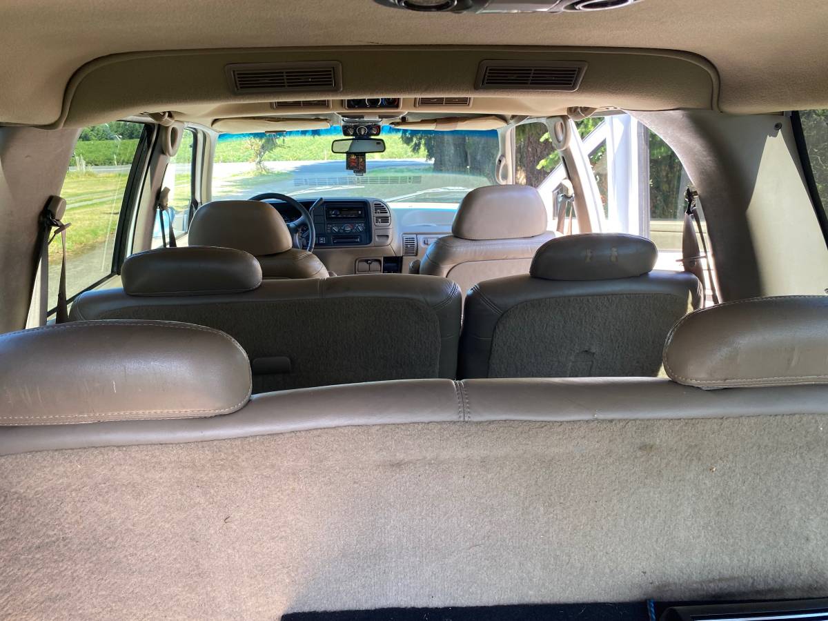 Chevy-suburban-1500-1996-white-3
