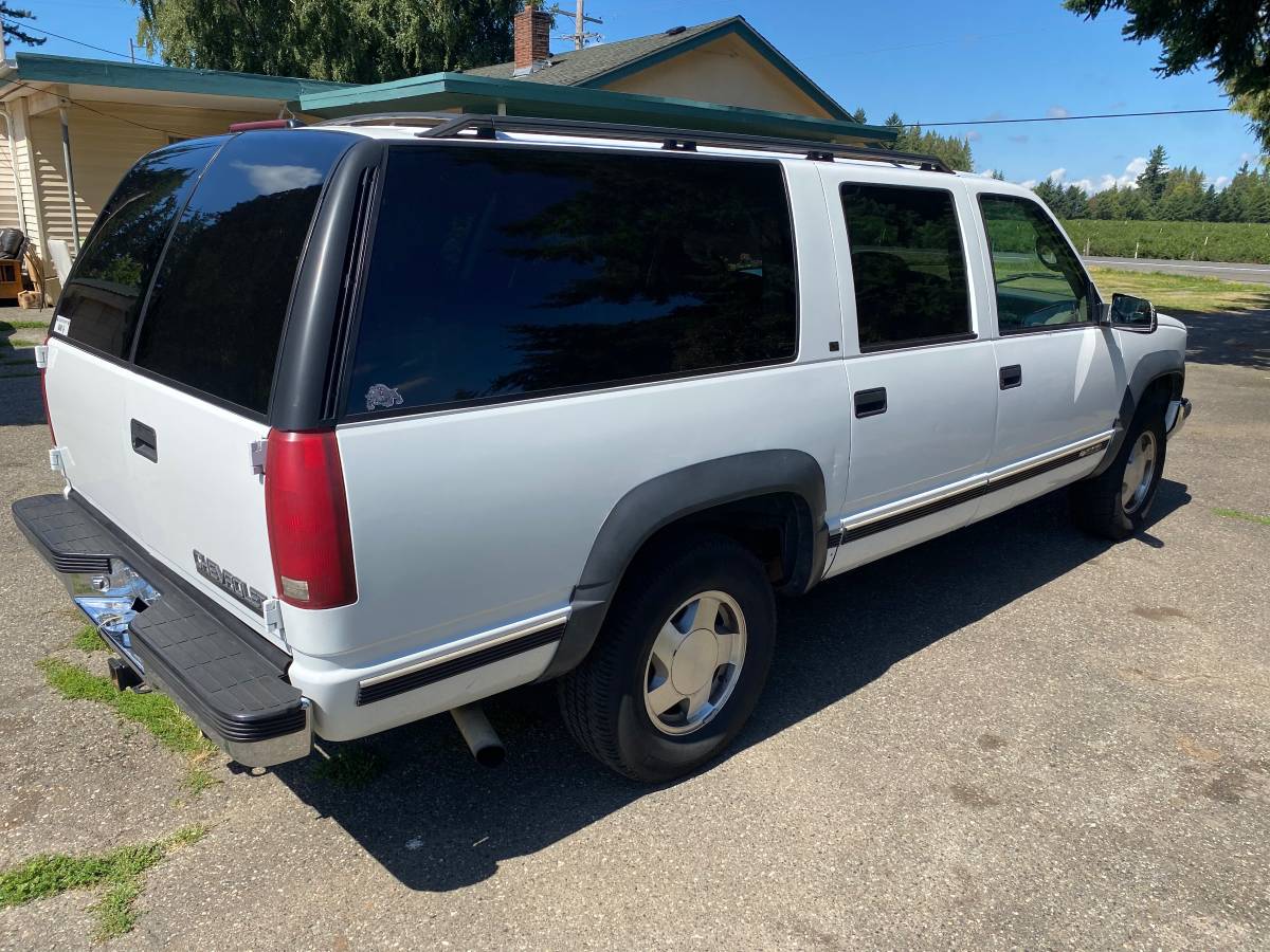 Chevy-suburban-1500-1996-white-4