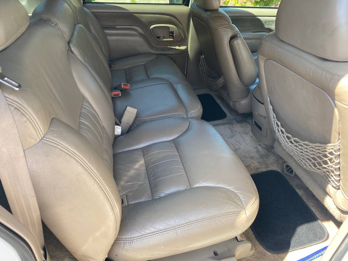 Chevy-suburban-1500-1996-white-6