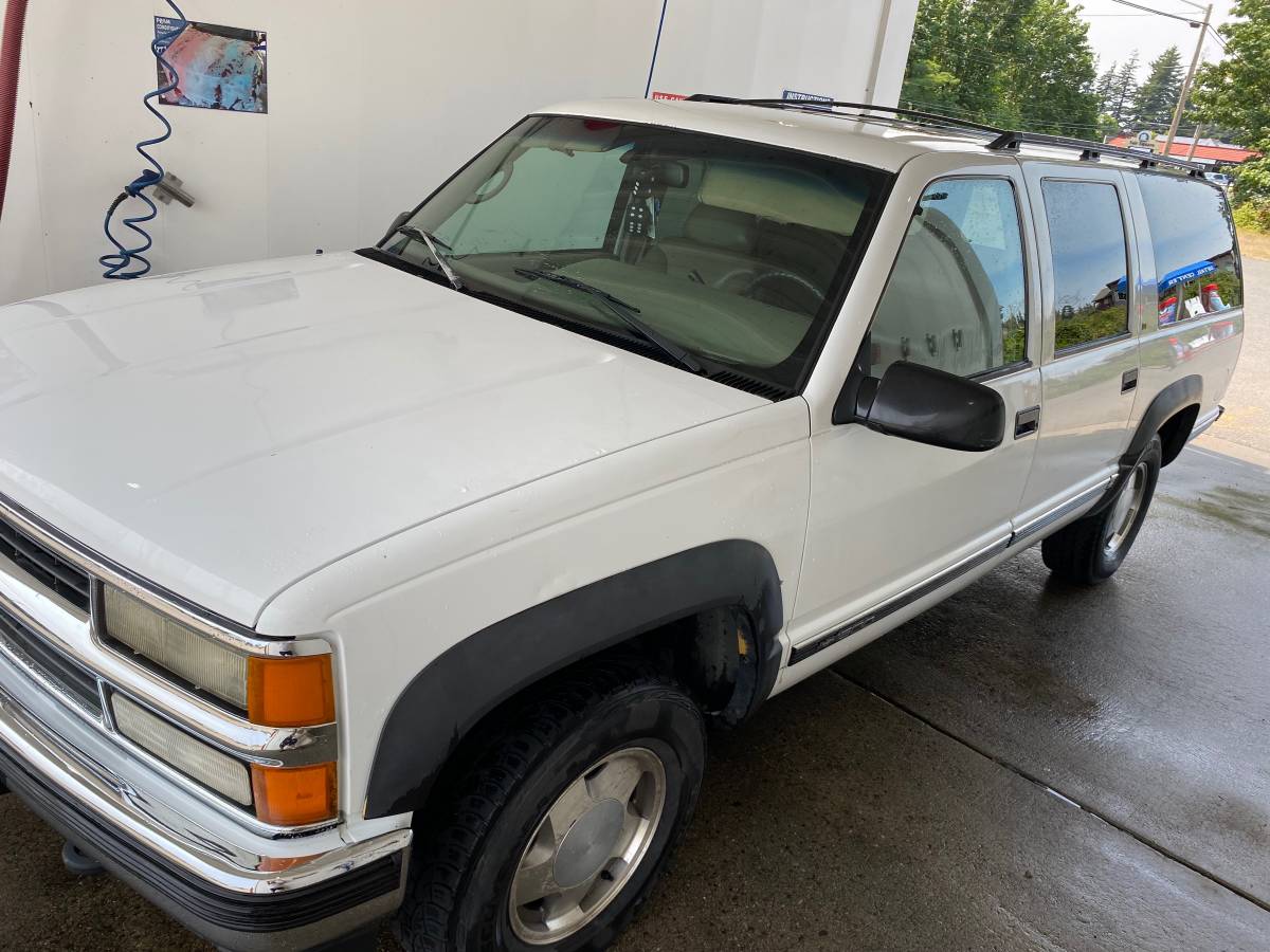 Chevy-suburban-1500-1996-white-7