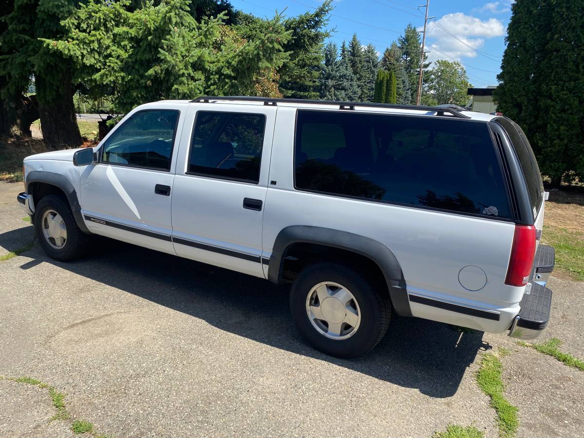 Chevy-suburban-1500-1996-white-8