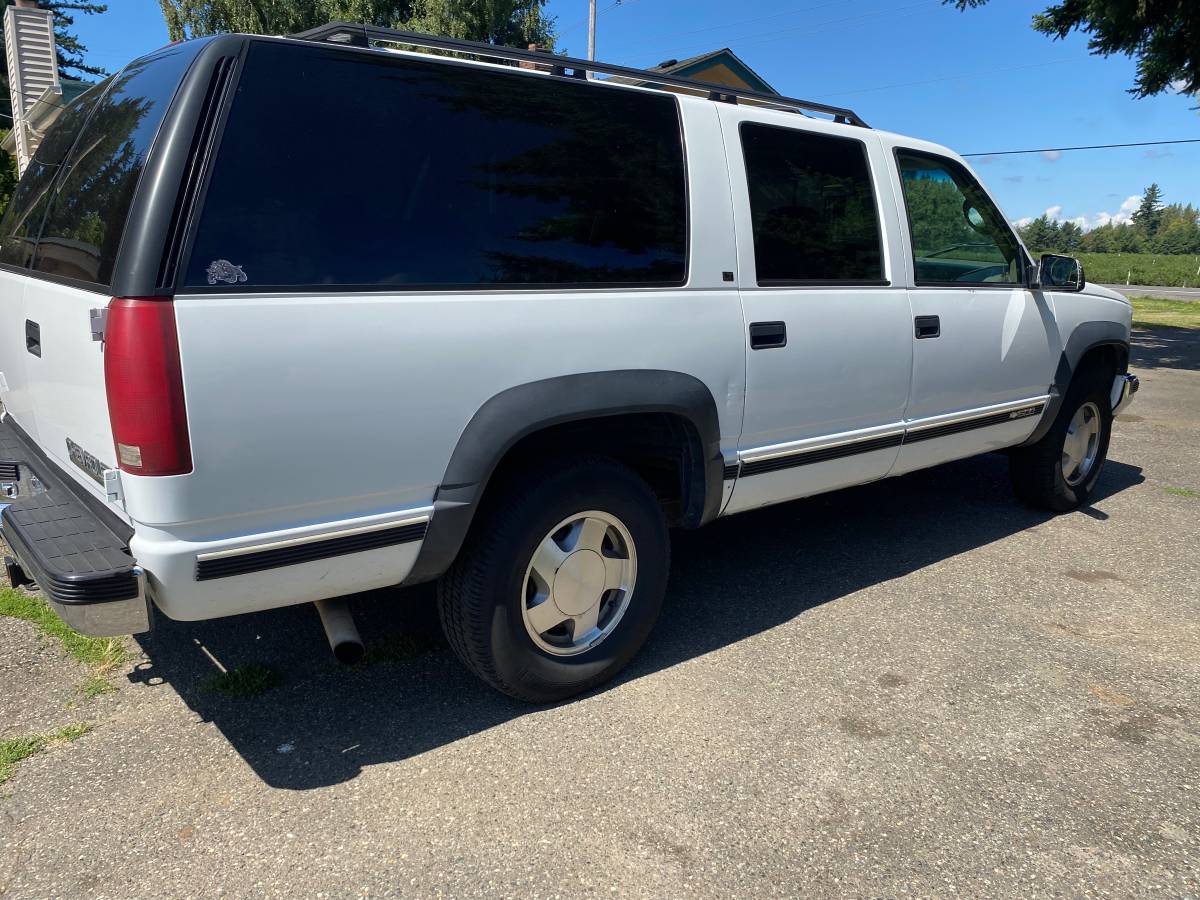 Chevy-suburban-1500-1996-white