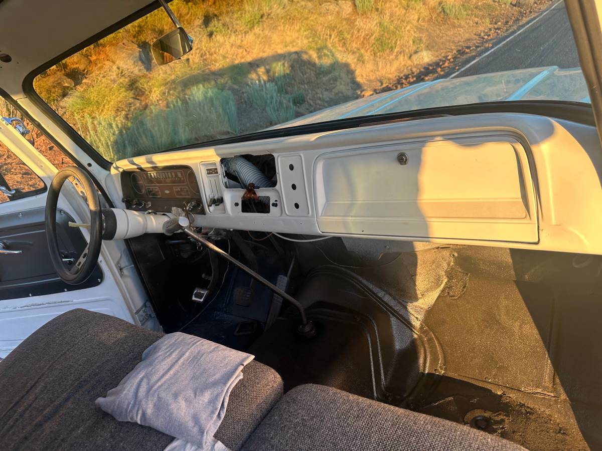 Chevy-suburban-1965-white-12