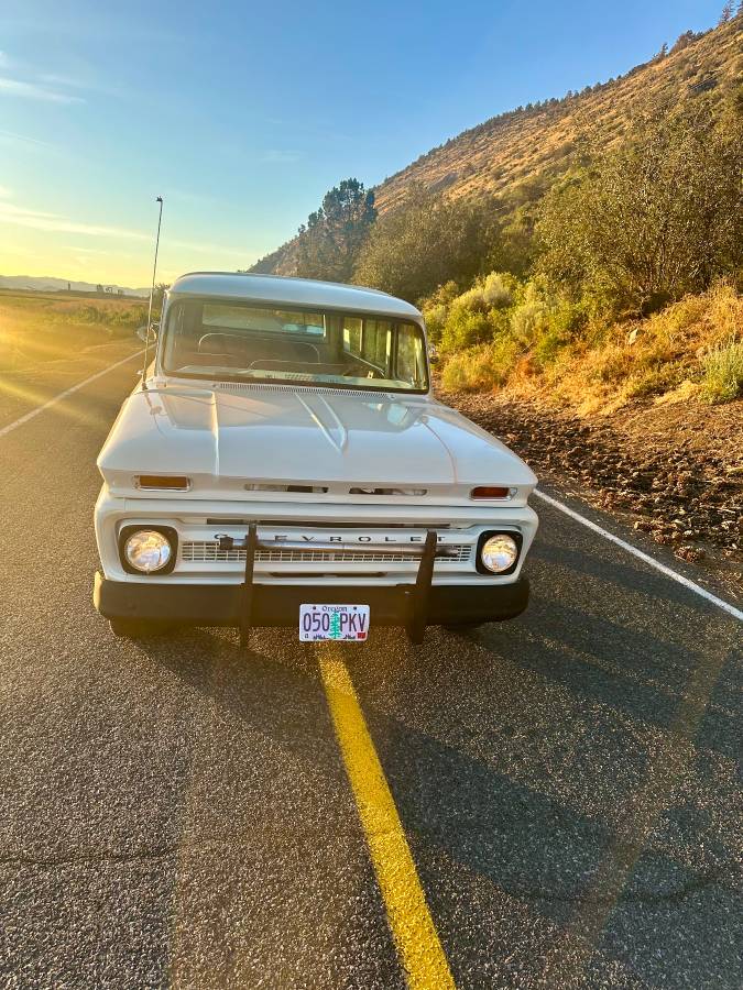 Chevy-suburban-1965-white-14