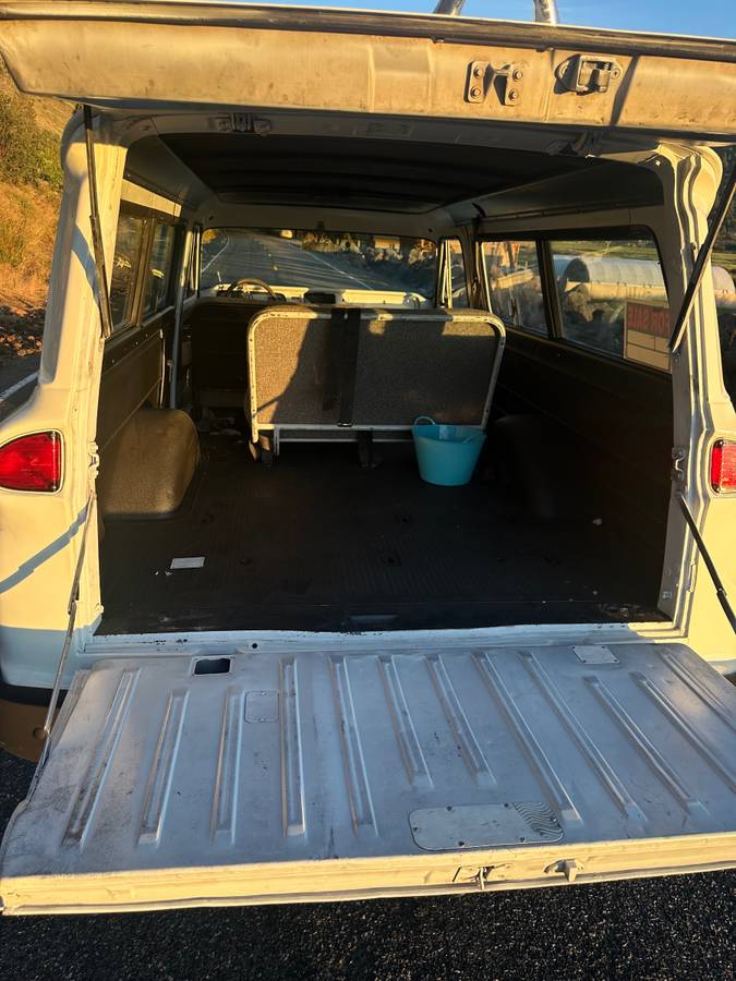 Chevy-suburban-1965-white-17