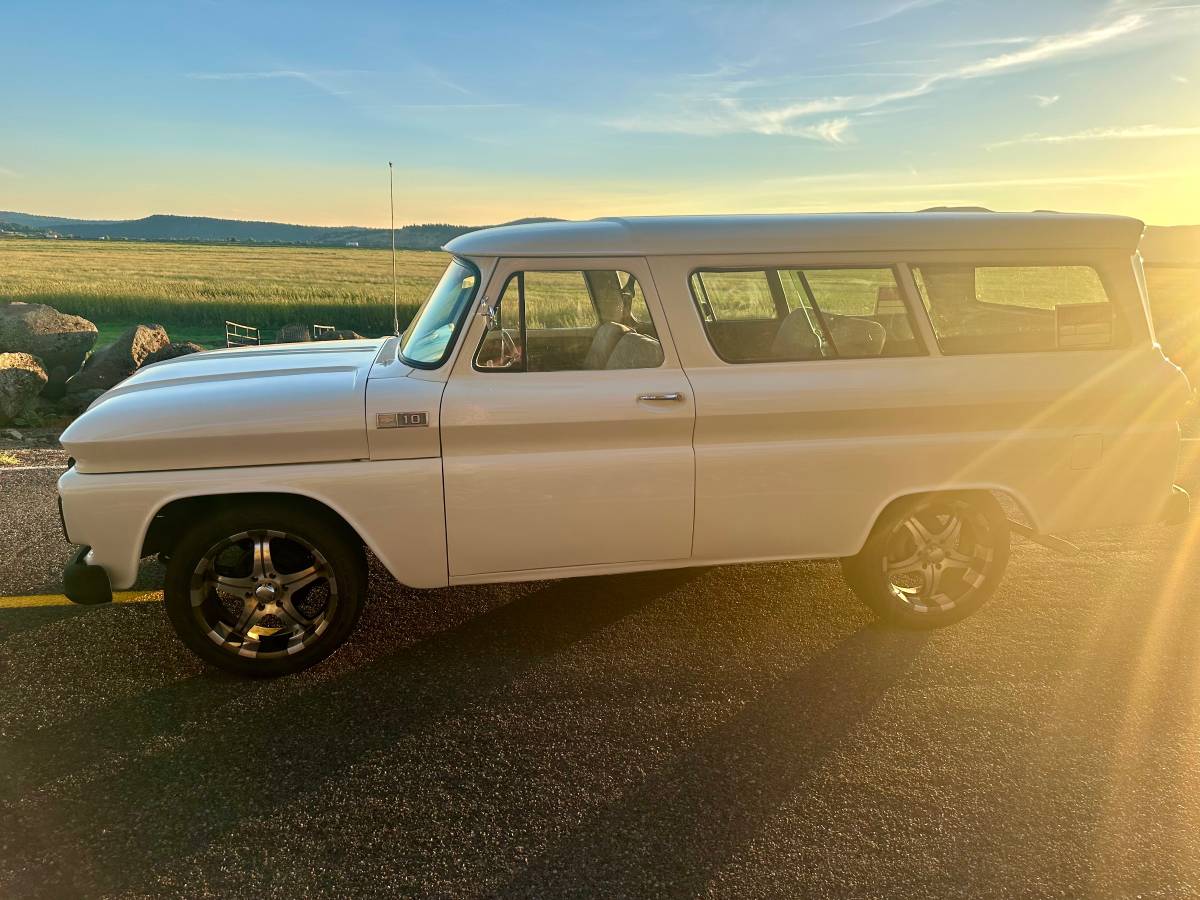 Chevy-suburban-1965-white-18