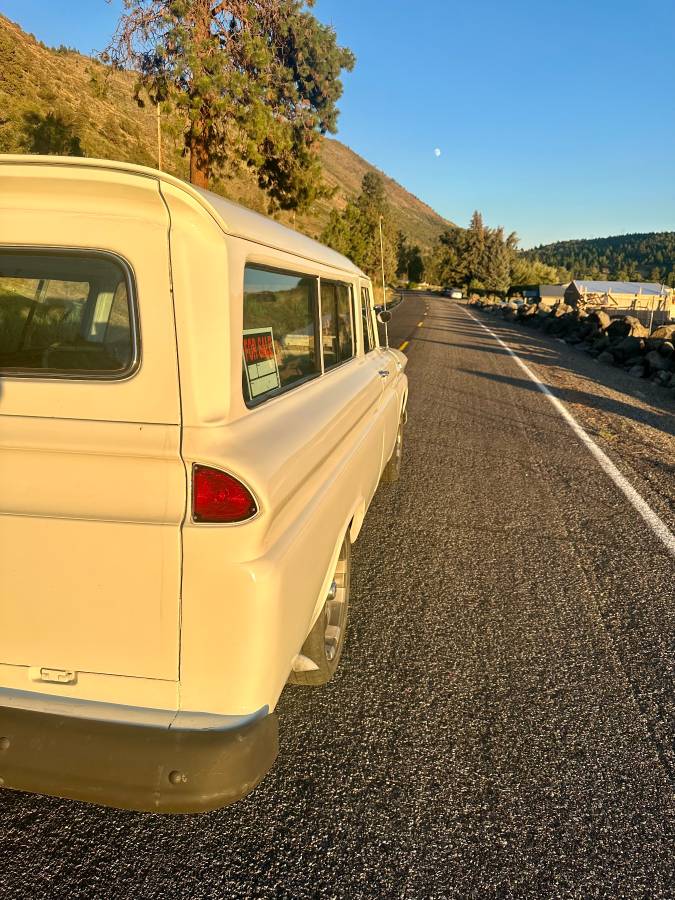 Chevy-suburban-1965-white-21