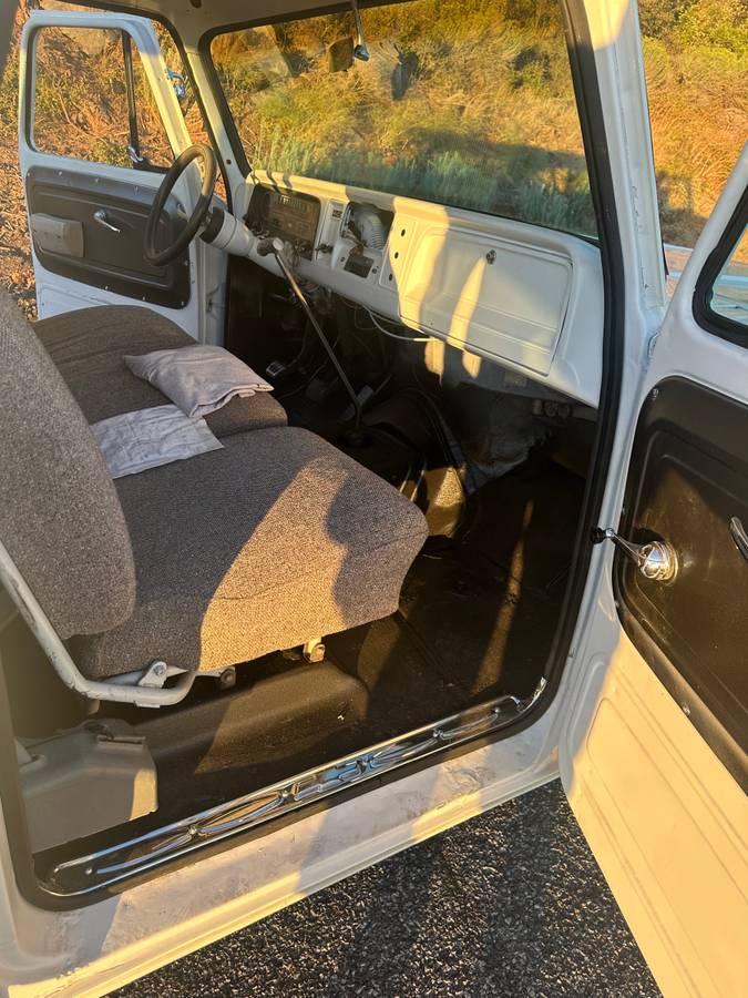 Chevy-suburban-1965-white-26
