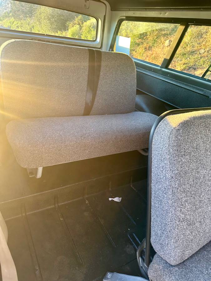Chevy-suburban-1965-white-28
