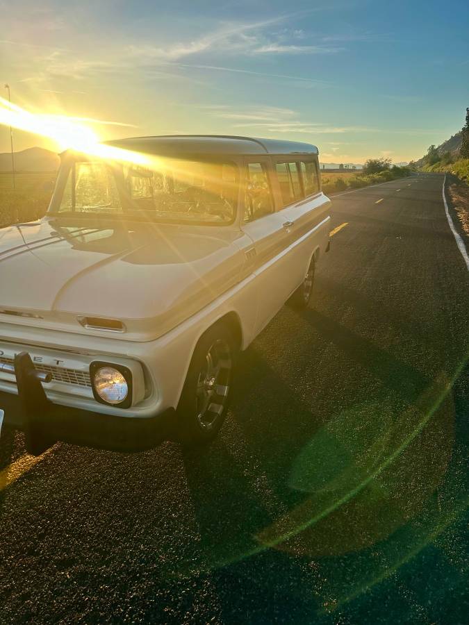 Chevy-suburban-1965-white-6