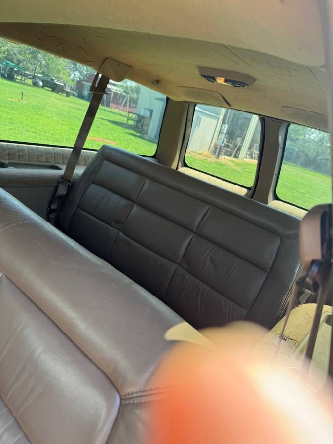 Chevy-suburban-1994-brown-4