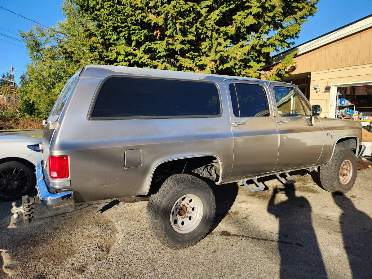 Chevy-suburban-2500-1988-silver-1