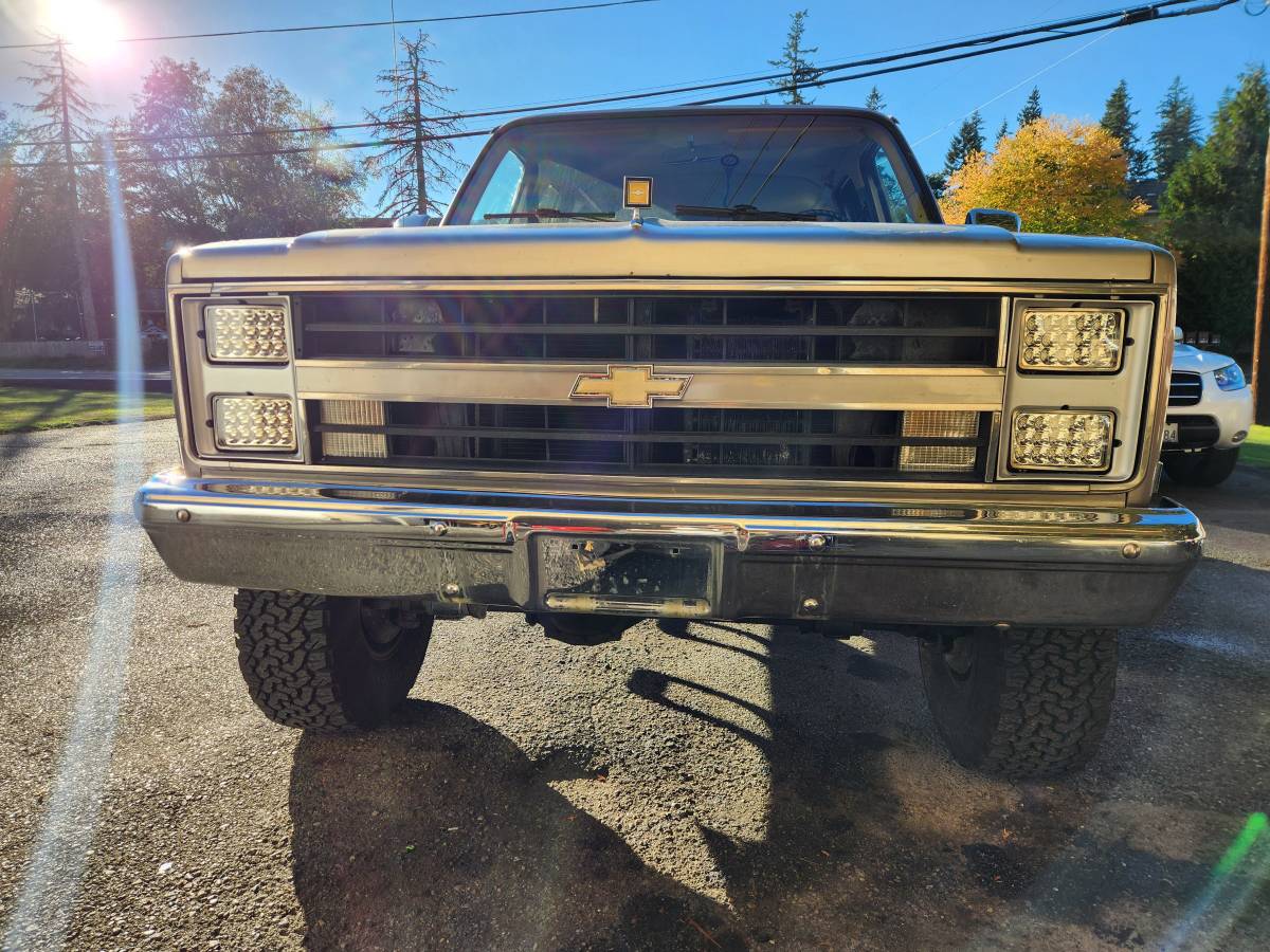 Chevy-suburban-2500-1988-silver-3