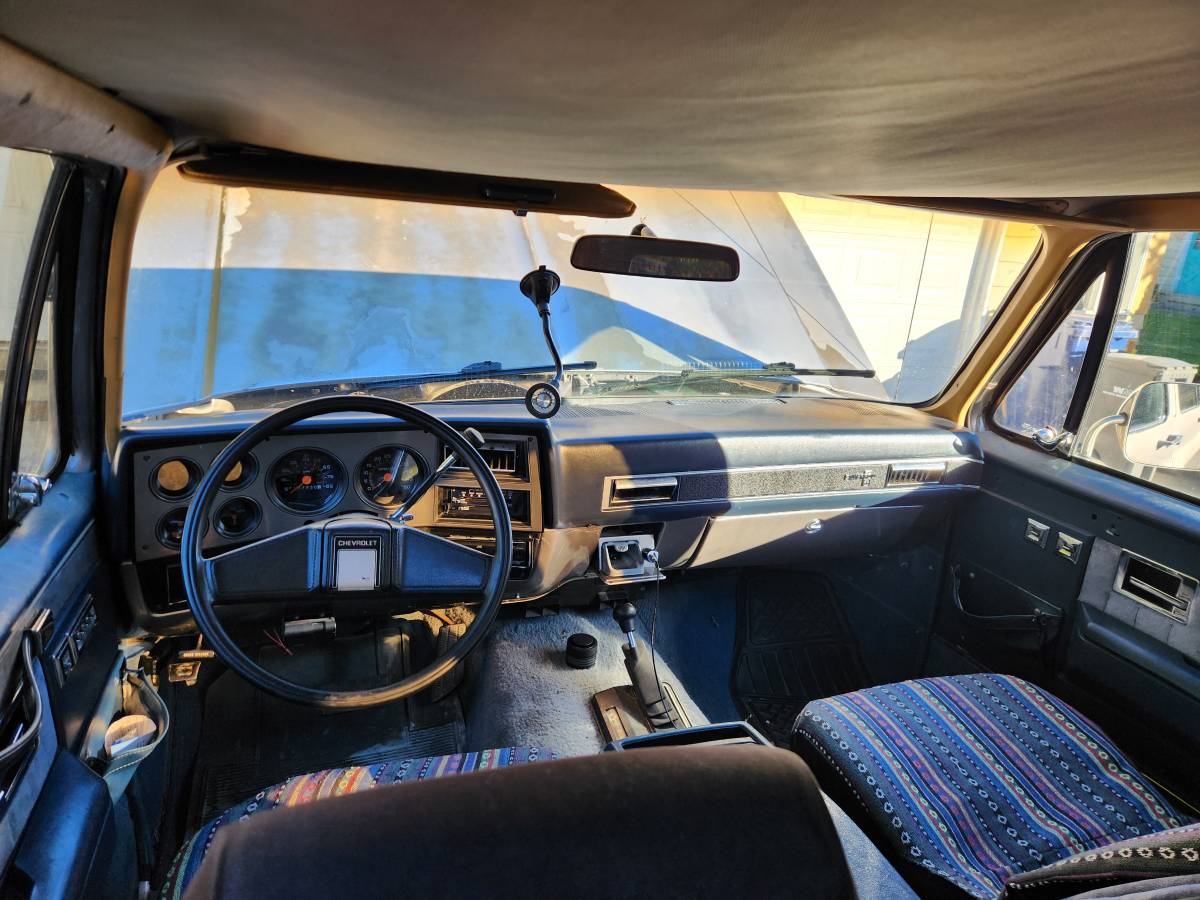 Chevy-suburban-2500-1988-silver-8