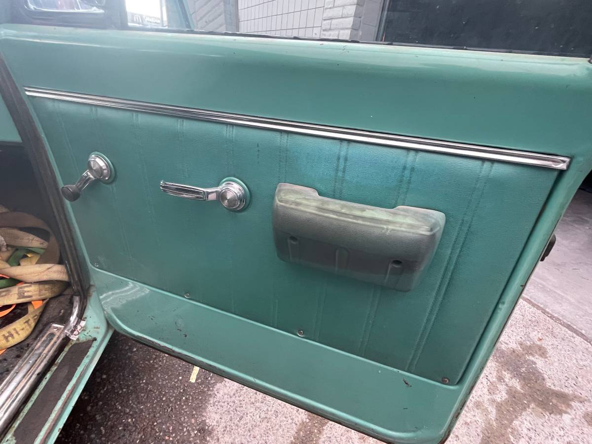 Chevy-suburban-3-door-1968-custom-6