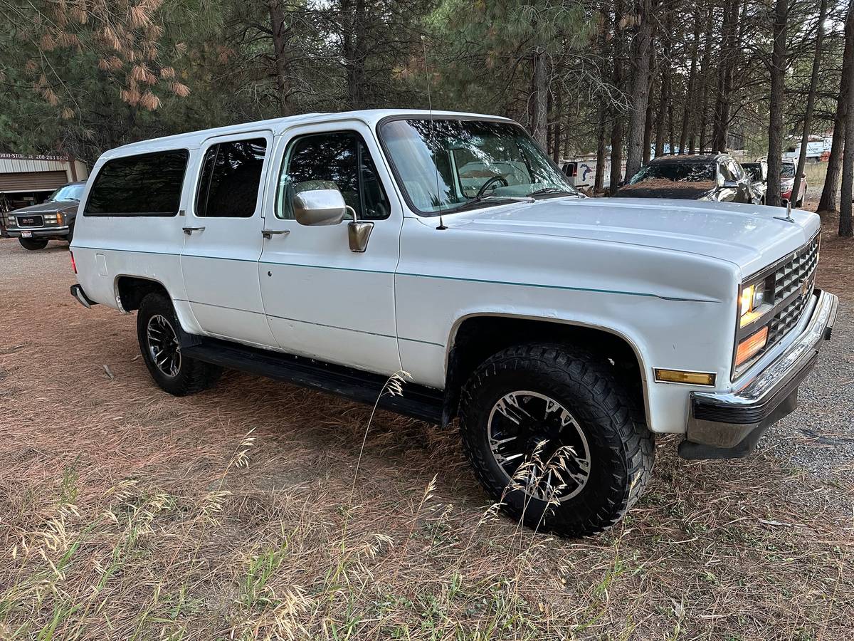 Chevy-suburban-4x4-1989-white-1