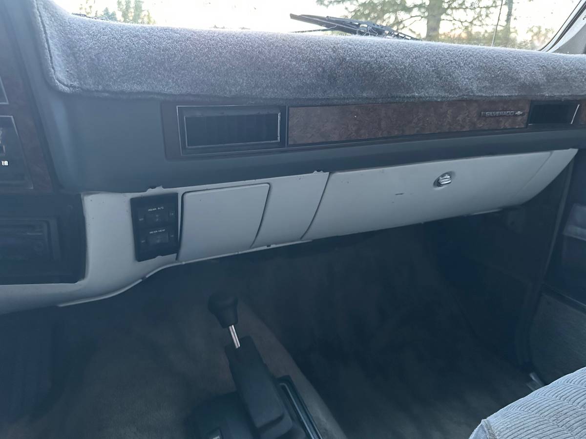 Chevy-suburban-4x4-1989-white-10